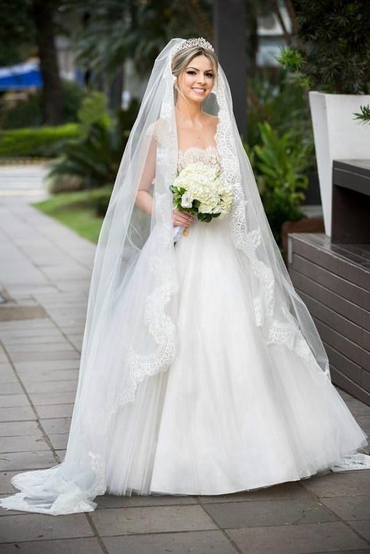https://www.narsbridal.com/cdn/shop/products/scalloped-lace-trim-long-wedding-veil-with-comb_620x.jpg?v=1575438069